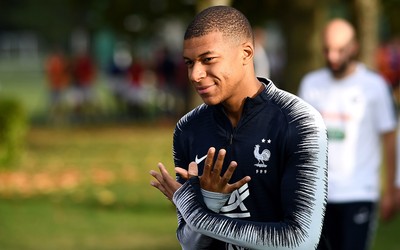 华体会热评-什琴斯尼扑救后秀肌肉庆祝